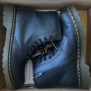 Dr. Martens KIDS sz 1 - BLK SOFTY T - 1x wear